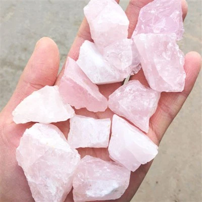 Cristal rose brut pour la décoration